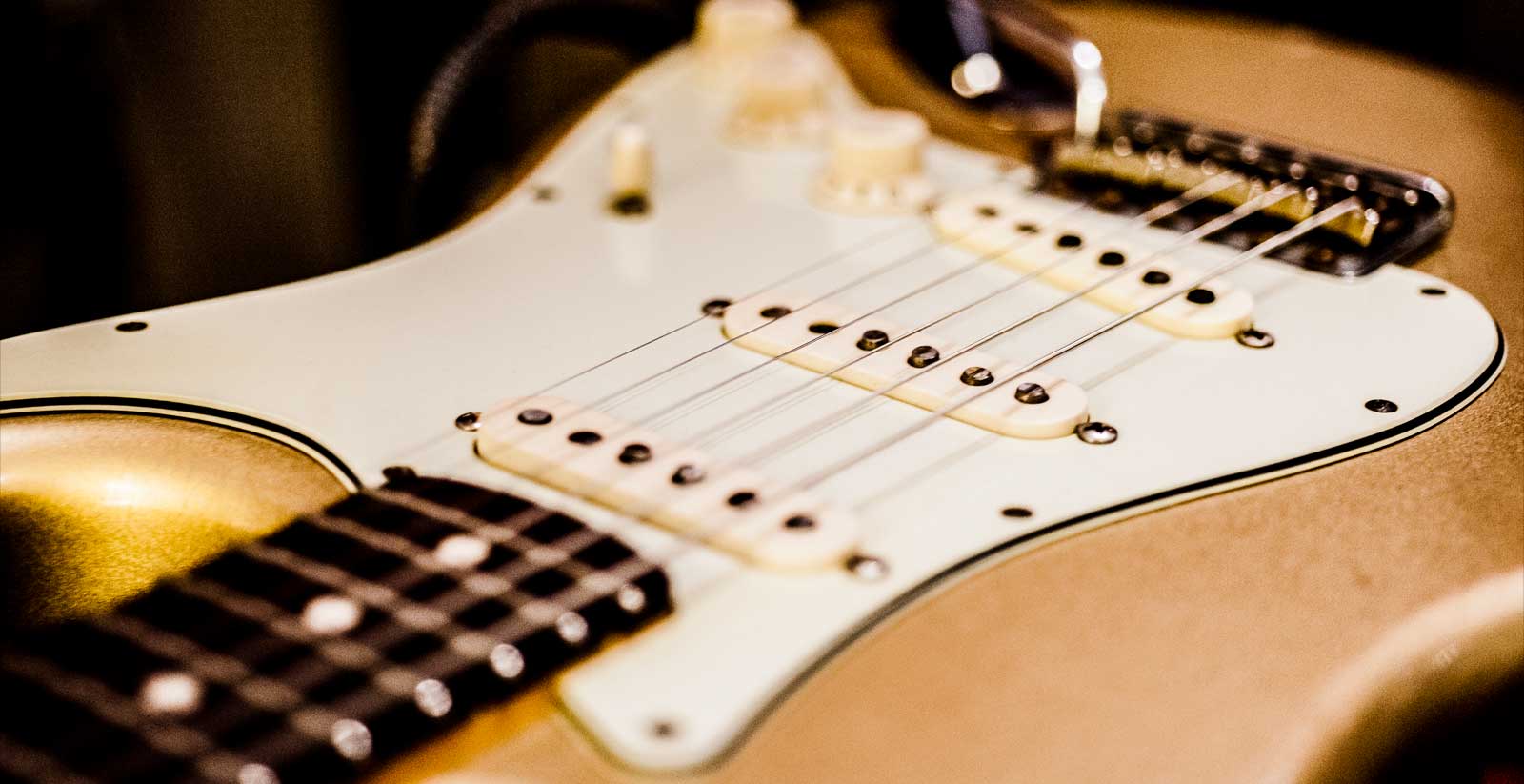 Golden Stratocaster - The Guitar School